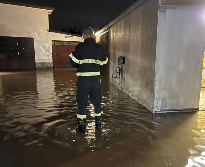 Esonda il Seveso, casa allagata in via Petrarca a Lentate