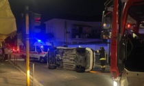 Incidente all'incrocio, auto si ribalta