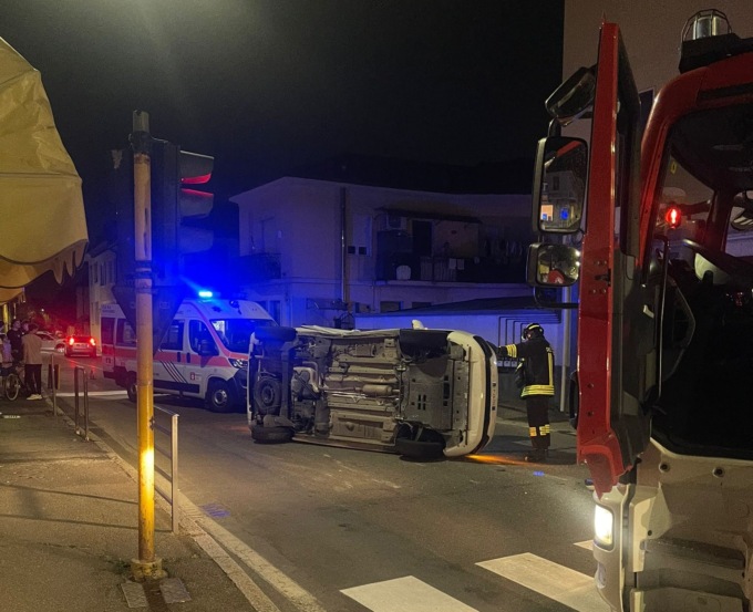 Incidente all’incrocio, auto si ribalta