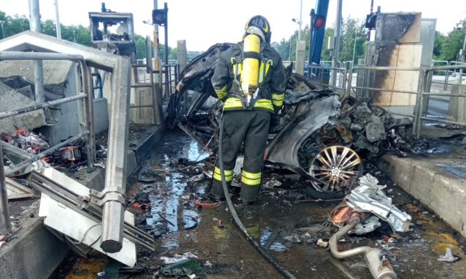 Auto si schianta contro il casello e prende fuoco: morto l’automobilista