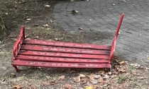 Vandalizzata la panchina rossa del parco