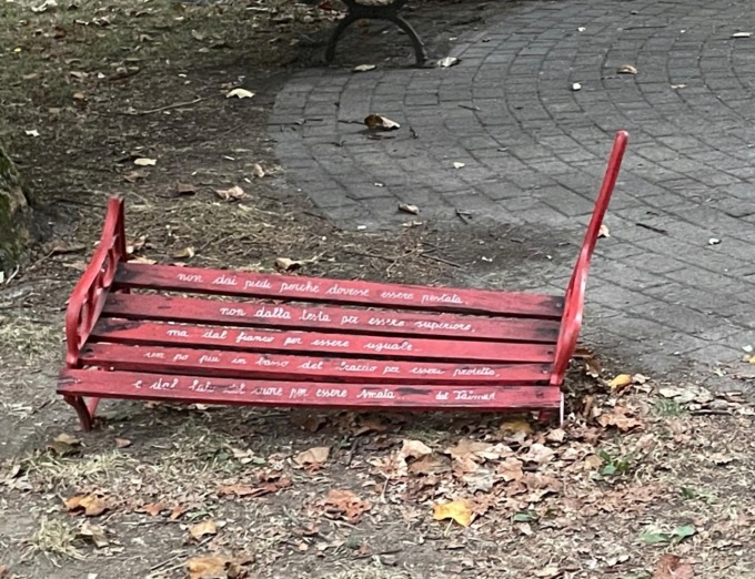 Vandalizzata la panchina rossa del parco