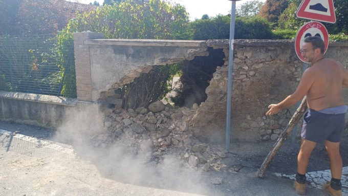 Sfonda un muro con l’auto e fugge: è caccia aperta all’automobilista pirata