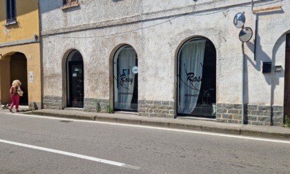Tentano di entrare in negozio a tutti i costi, minuti di terrore dalla parrucchiera