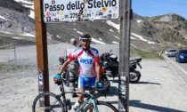 Per il suo ottantesimo compleanno si regala la scalata dello Stelvio in bici