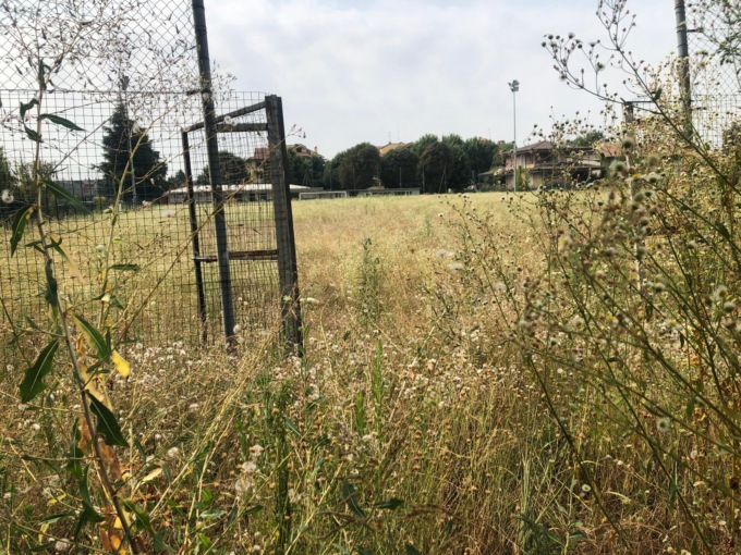Il pasticcio del campo da calcio di via Monte Rosa: non è ancora finita