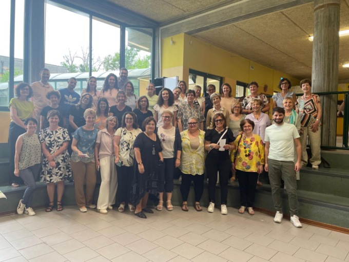 Una vita dedicata ai ragazzi e alla scuola, la maestra Katya raggiunge la pensione