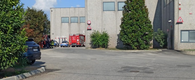 Resta incastrato nel nastro trasportatore: muore a 22 anni