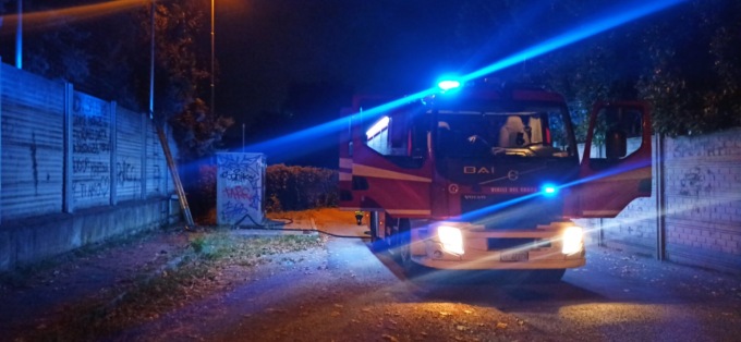 Rifiuti in fiamme: arrivano i Vigili del fuoco