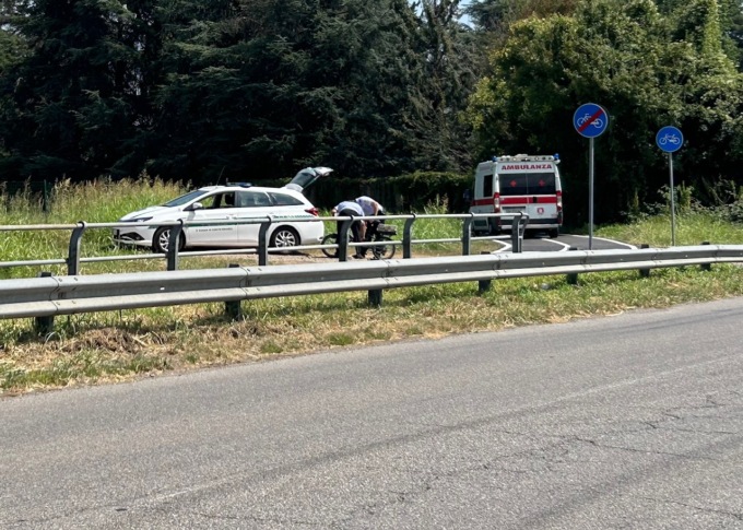 Carate, cade sulla ciclabile “per colpa” di una griglia: ferito un anziano