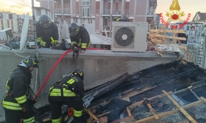 Incendio sul tetto: salvata persona intrappolata in casa