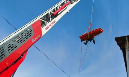 Vigili del fuoco impegnati in una manovra SAF per soccorrere una persona