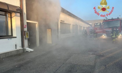 Incendio in una ditta: a fuoco bancali di candele di cera