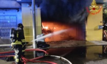 Fiamme in un magazzino a Lazzate: notte di lavoro per i Vigili del fuoco