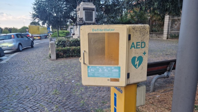 Ladri senza vergogna nel Vimercatese: rubato un defibrillatore e il Tricolore degli Alpini