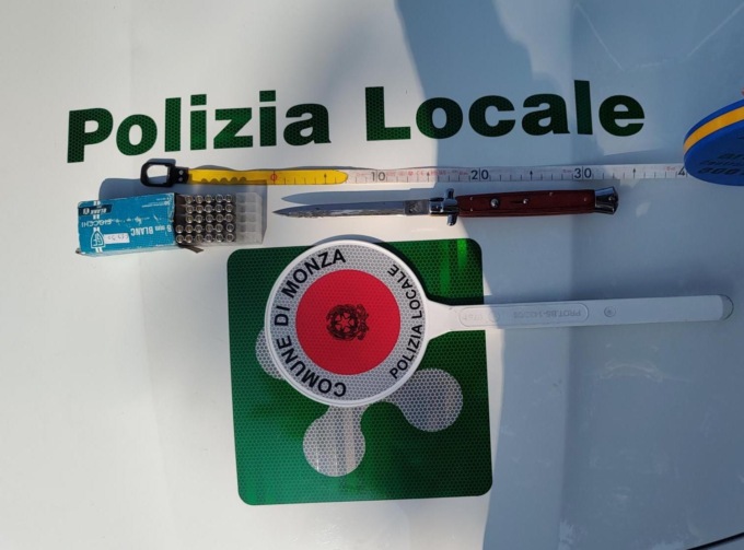Girava in auto con un coltello a serramanico e dei proiettili a salve