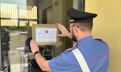 Prende un cliente a bottigliate in testa, chiuso il suo bar