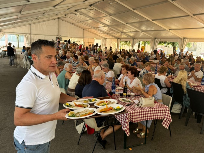Seveso, anziani e famiglie insieme a Ferragosto: a servire tra i tavoli c’è anche l’assessore