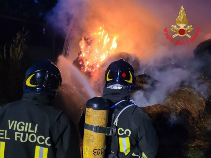 Incendio in un capannone agricolo a Lentate