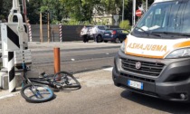 Elisoccorso a Meda per un 13enne in bici travolto da un'auto