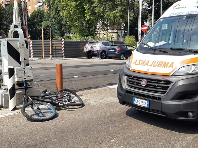 Elisoccorso a Meda per un 13enne in bici travolto da un’auto