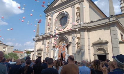 Palloncini bianchi e rosa e le note di Mon Fre per l'ultimo saluto a Eléna Caronni