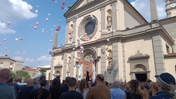 Palloncini bianchi e rosa e le note di Mon Fre per l’ultimo saluto a Eléna Caronni