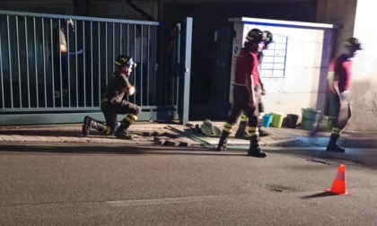 Buco nel marciapiede a Lentate, arrivano i pompieri