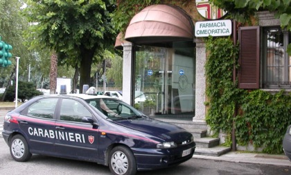 "Dammi i soldi e il viagra": rapinatore in farmacia messo in fuga dal sindaco