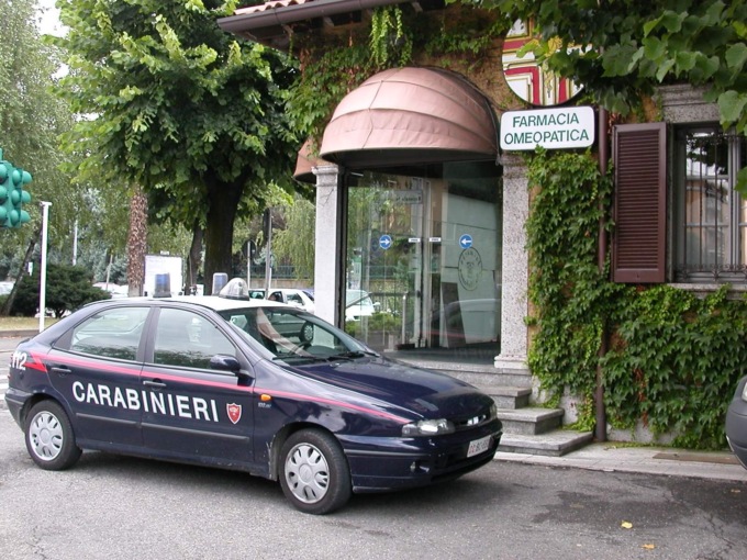 “Dammi i soldi e il viagra”: rapinatore in farmacia messo in fuga dal sindaco