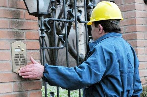 Finti tecnici tentano la truffa, anziano li caccia