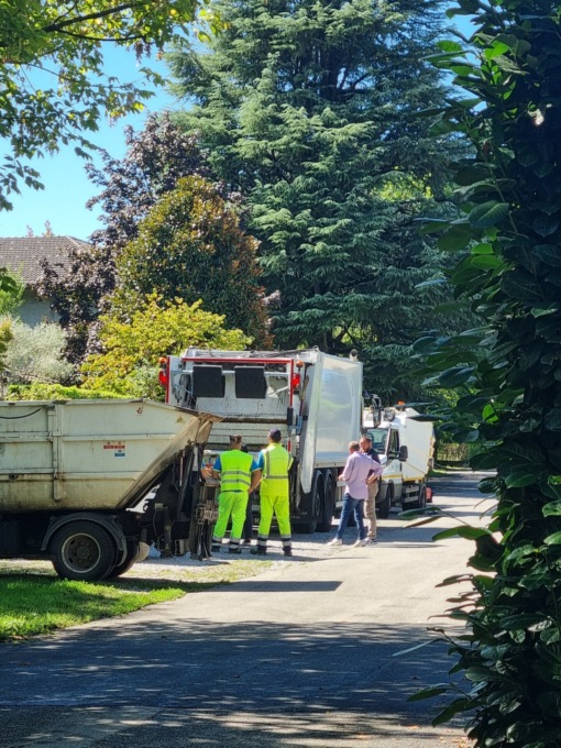 Si sgancia il cassonetto, ferito un operatore ecologico