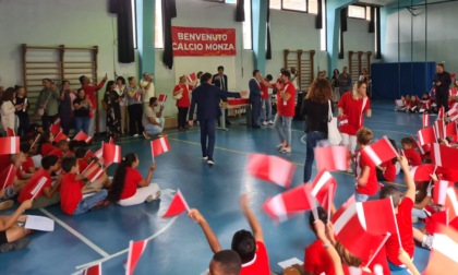 Ac Monza dona gli astucci ai bambini che iniziano la scuola primaria