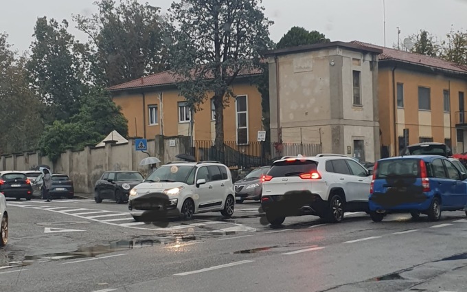 In arrivo più parcheggi contro la sosta selvaggia davanti a carabinieri e scuola