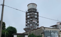 Dopo 90 anni la storica torre dell’acquedotto va giù