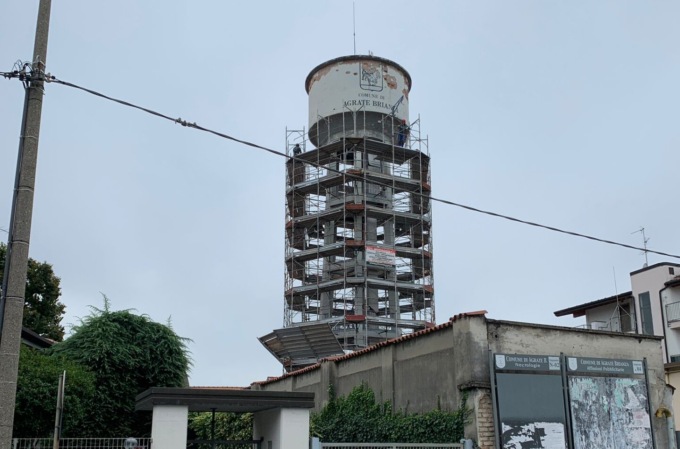 Dopo 90 anni la storica torre dell’acquedotto va giù