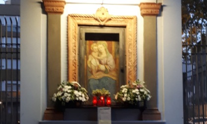 Le transenne non fermano  i devoti della Madonna dell’Aiuto