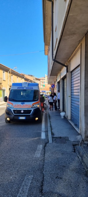 Si accascia a terra in strada, rianimato dai collaboratori di un’agenzia