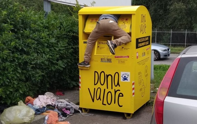 Cassonetti gialli, l’allarme: “C’è dentro un uomo”