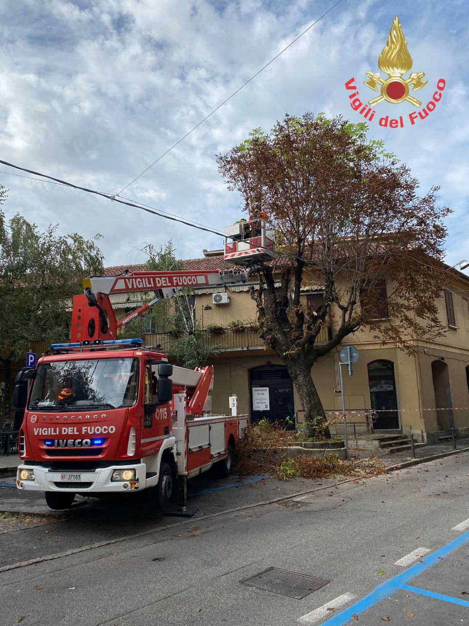 Brianza raffiche di vento interventi vigili del fuoco alberi caduti