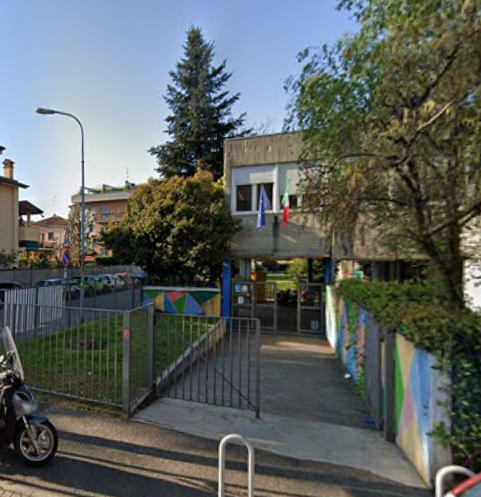 Tavoli lanciati dal balcone, birre e sigarette: vandali fanno irruzione al nido