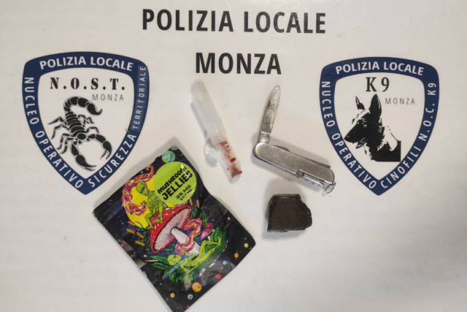 Studente sul bus con hashish e coltellino