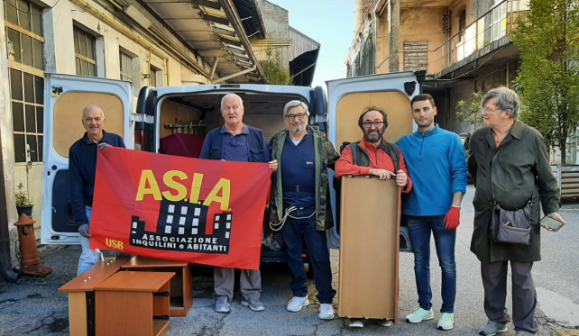 Brigata solidale al lavoro: fanno il trasloco (coi mobili donati) per l’inquilino disabile