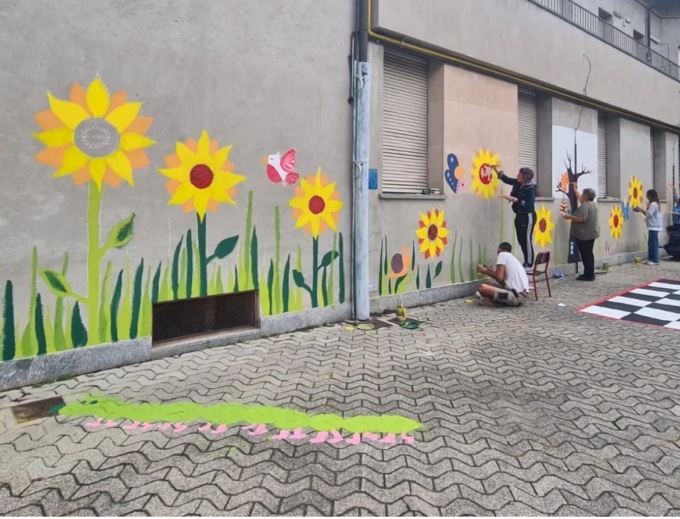 Genitori e insegnanti nei panni di decoratori
