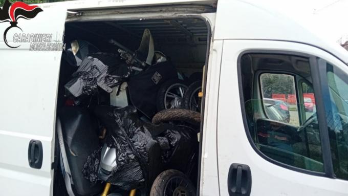 Nel furgone otto moto rubate: denunciato un 37enne