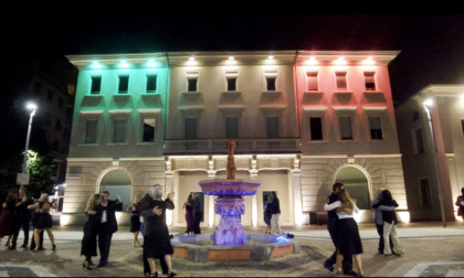 Ballerini di tango argentino si ritrovano in piazza a Seregno per ballare