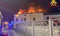 Tetto in fiamme, Vigili del fuoco al lavoro a Giussano