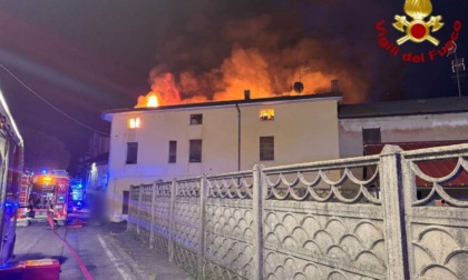 Tetto in fiamme, Vigili del fuoco al lavoro a Giussano