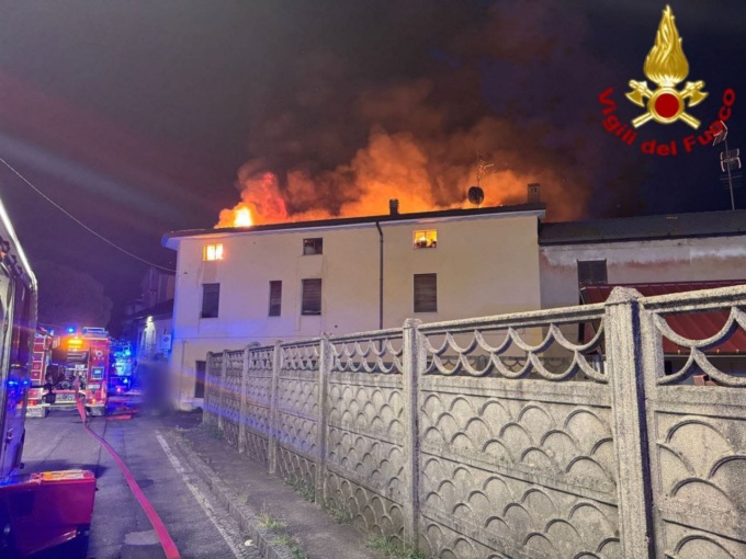 Tetto in fiamme, Vigili del fuoco al lavoro a Giussano
