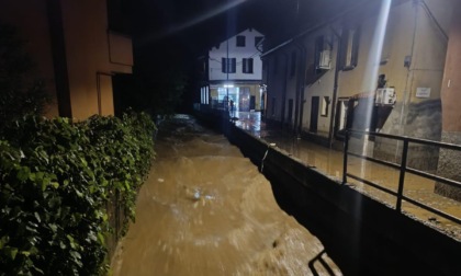 Esonda all'alba il Rio Brovada, Vigili del fuoco al lavoro a Triuggio